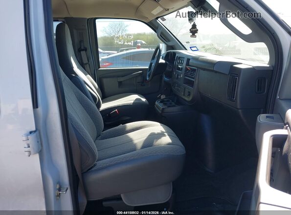 1GAZGPF74S1103394 2025 CHEVROLET EXPRESS White Widok wnętrza z przodu