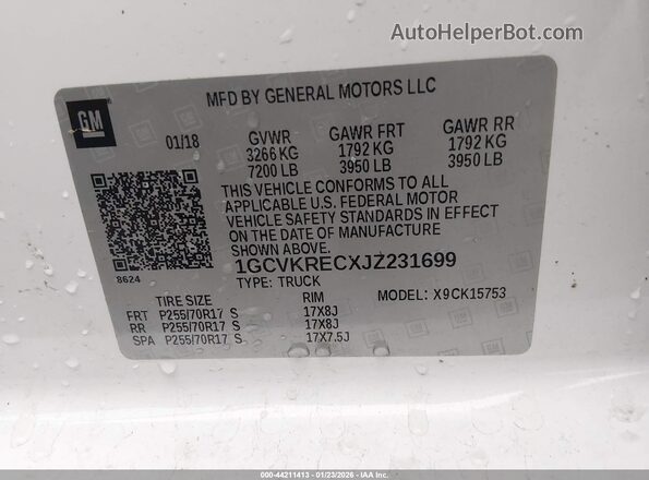 1GCVKRECXJZ231699 2018 CHEVROLET SILVERADO White Vista del compartimento del motor