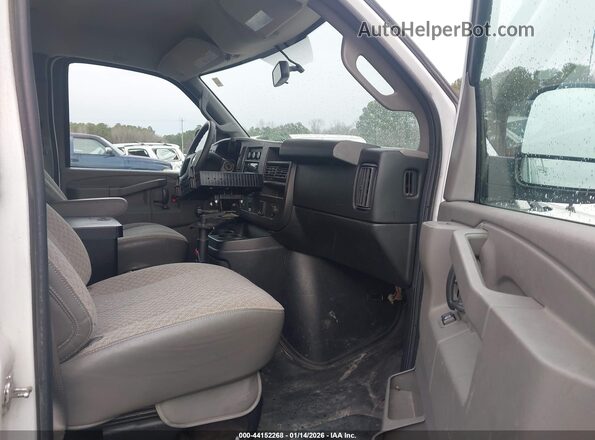 1GCWGAFF9G1330313 2016 CHEVROLET EXPRESS Белый Вид салона спереди