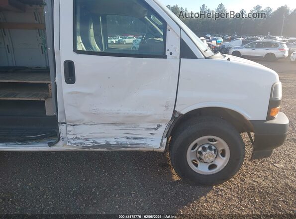 1GCWGAFP8N1139097 2022 CHEVROLET EXPRESS White Widok wnętrza z tyłu