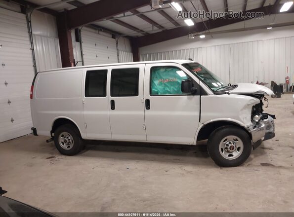 1GTW7AF70M1253447 2021 GMC SAVANA CARGO White Widok wnętrza z tyłu