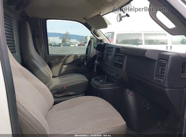 1GTW7AFF0G1904152 2016 GMC SAVANA 2500 Белый Вид салона спереди