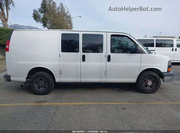 1GTW7AFF0G1904152 2016 GMC SAVANA 2500 Белый Вид задней части салона