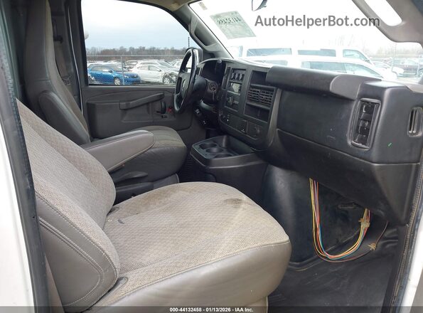 1GTW7AFF5G1904695 2016 GMC SAVANA 2500 Белый Вид салона спереди