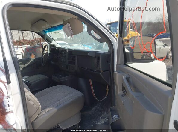 1GTW7AFF8H1908662 2017 GMC SAVANA 2500 Белый Вид салона спереди
