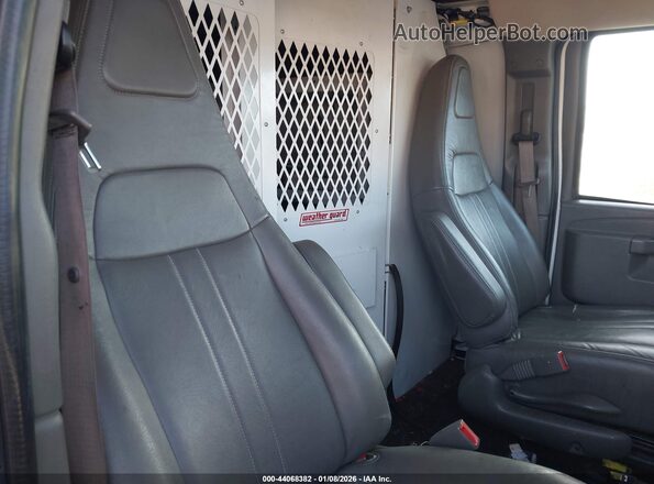 1GTW7AFG9J1335432 2018 GMC SAVANA 2500 White Widok naklejki z numerem VIN