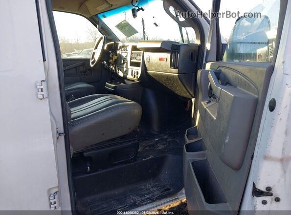 1GTW7AFG9J1335432 2018 GMC SAVANA 2500 White Widok wnętrza z przodu