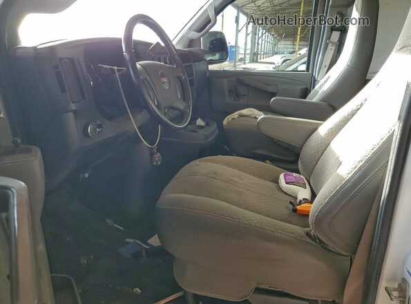 1GTW7AFP1P1176401 2023 GMC SAVANA Белый Вид салона спереди