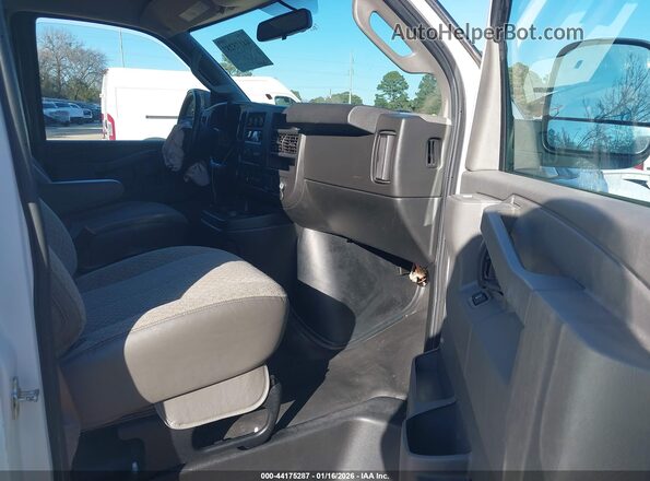1GTW7AFP4M1182320 2021 GMC SAVANA CARGO White Vista interior delantera