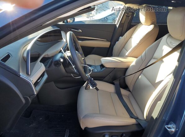 1GYFZDR46SF134051 2025 CADILLAC XT4 Blue Widok wnętrza z przodu