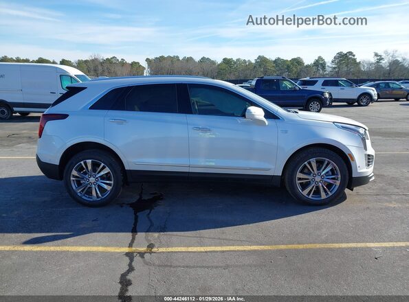 1GYKNDR48SZ158893 2025 CADILLAC XT5 Белый Вид задней части салона
