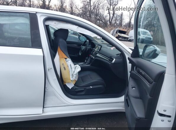 1HGCV1F35JA209396 2018 HONDA ACCORD Белый Вид салона спереди