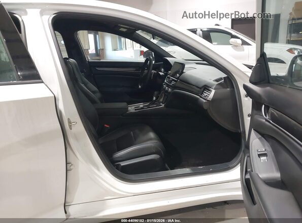 1HGCV1F37KA172675 2019 HONDA ACCORD Белый Вид салона спереди