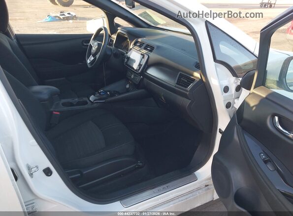 1N4CZ1CV3RC550536 2024 NISSAN LEAF Белый Вид салона спереди