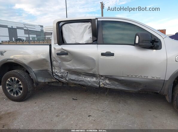 1N6BA1F40KN511684 2019 NISSAN TITAN XD Серебряный Вид задней части салона