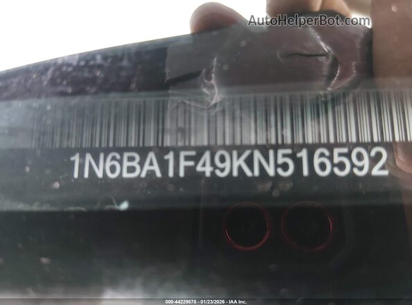 1N6BA1F49KN516592 2019 NISSAN TITAN XD Черный Вид подкапотного пространства