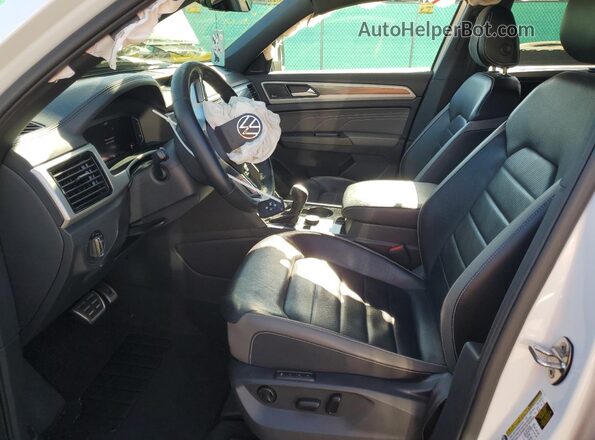 1V2FE2CA1PC228740 2023 VOLKSWAGEN ATLAS White Вид салону спереду