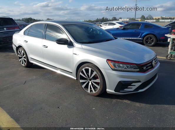 1VWJM7A32JC051183 2018 VOLKSWAGEN PASSAT Серебряный Передняя правая четверть