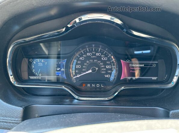 2LMHJ5NK3HBL01668 2017 LINCOLN MKT Черный Вид щитка приборов