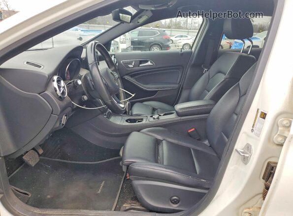 WDCTG4EB7JJ440247 2018 MERCEDES-BENZ GLA-CLASS White Widok deski rozdzielczej
