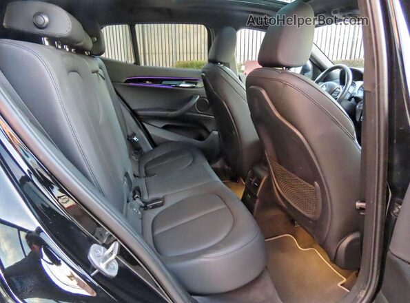 WBXYH9C04N5U28243 2022 BMW X2 Черный Вид салона спереди