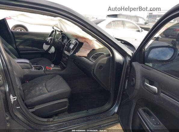 2C3CCAAG2JH283461 2018 CHRYSLER 300 Черный Вид салона спереди