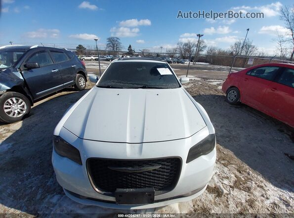 2C3CCABG0HH624185 2017 CHRYSLER 300 Белый Вид задней части салона