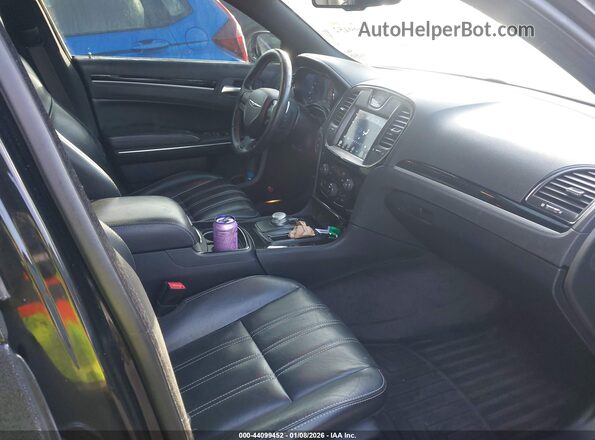 2C3CCABG6HH663007 2017 CHRYSLER 300 Черный Вид салона спереди
