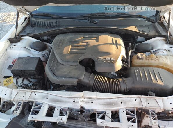 2C3CCAEG6JH194048 2018 CHRYSLER 300 White Widok wnętrza z tyłu