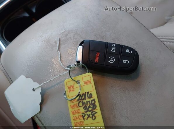 2C3CCARG0GH261598 2016 CHRYSLER 300 Черный Вид панели приборов
