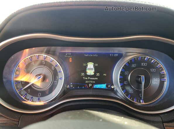 2C3CCARGXHH610364 2017 CHRYSLER 300 Белый Вид щитка приборов