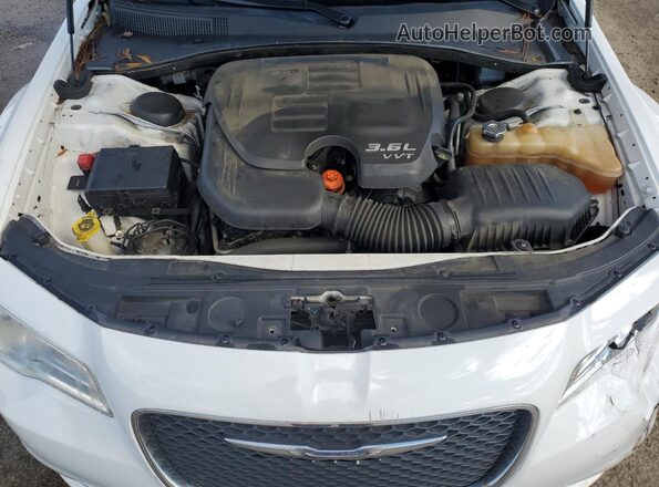 2C3CCARGXHH610364 2017 CHRYSLER 300 Белый Вид задней части салона