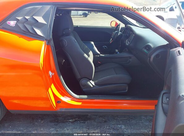 2C3CDZAG7GH305569 2016 DODGE CHALLENGER Оранжевый Вид салона спереди
