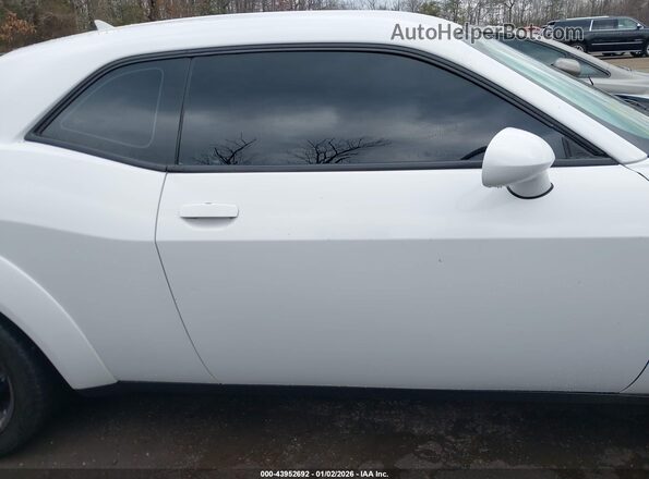 2C3CDZFJ9LH222515 2020 DODGE CHALLENGER Белый Вид задней части салона