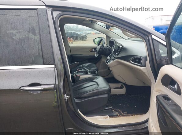 2C4RC1BG0HR794837 2017 CHRYSLER PACIFICA Серый Вид салона спереди