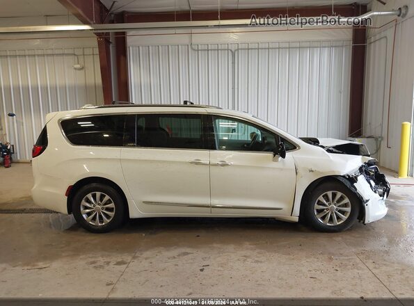 2C4RC1BG1KR554106 2019 CHRYSLER PACIFICA Белый Вид задней части салона