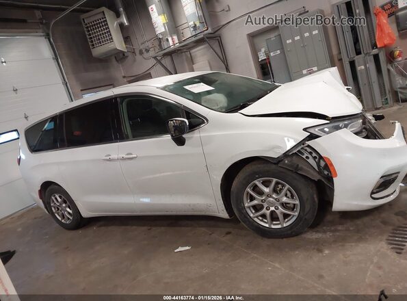 2C4RC1BG2PR524331 2023 CHRYSLER PACIFICA White Widok wnętrza z tyłu