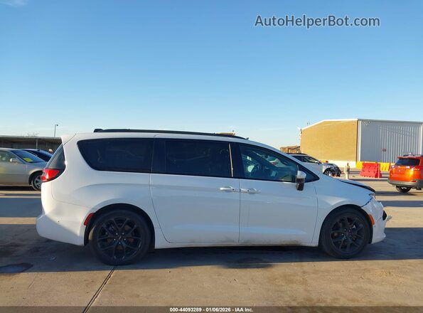 2C4RC1BG7PR629382 2023 CHRYSLER PACIFICA White Вид задньої частини салону