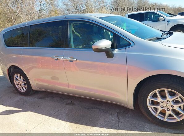 2C4RC1BG9PR624667 2023 CHRYSLER PACIFICA Серебряный Вид задней части салона