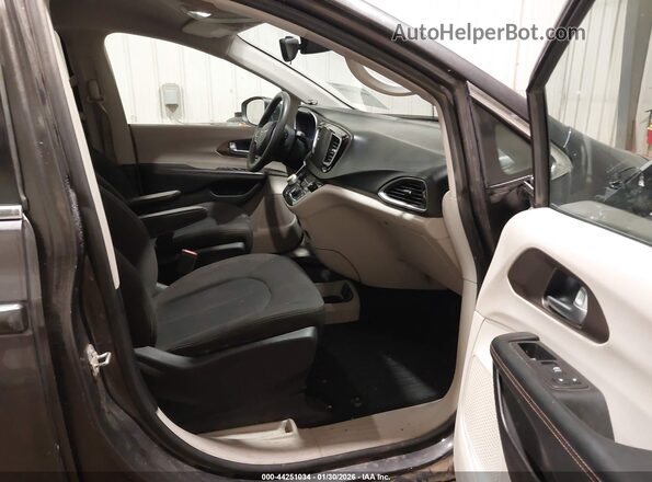 2C4RC1DG3HR824037 2017 CHRYSLER PACIFICA Gray Vista interior delantera