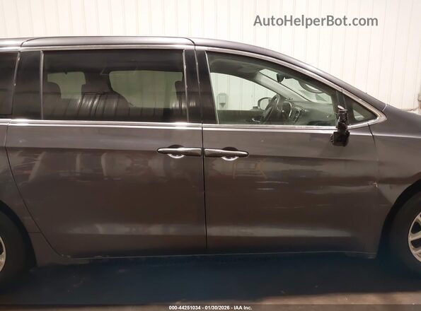 2C4RC1DG3HR824037 2017 CHRYSLER PACIFICA Gray Vista interior trasera