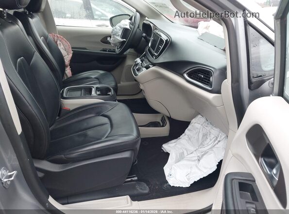 2C4RC1DG3LR286139 2020 CHRYSLER VOYAGER Silver Widok wnętrza z przodu