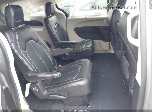 2C4RC1DG3LR286139 2020 CHRYSLER VOYAGER Silver Widok naklejki z numerem VIN