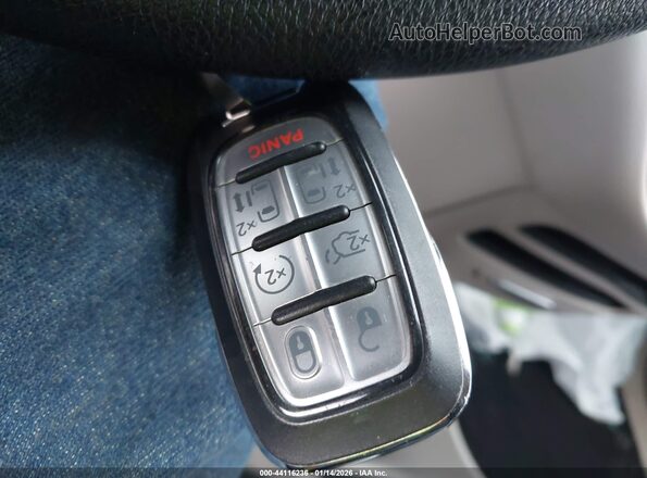 2C4RC1DG3LR286139 2020 CHRYSLER VOYAGER Silver Widok deski rozdzielczej