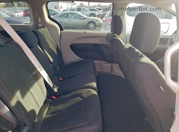 2C4RC1FG0JR132966 2018 CHRYSLER PACIFICA White Widok wnętrza z tyłu