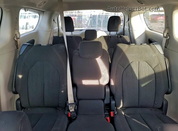 2C4RC1FG0JR132966 2018 CHRYSLER PACIFICA White Widok tylnych siedzeń