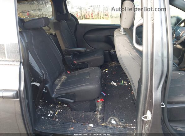 2C4RC1FG5JR316719 2018 CHRYSLER PACIFICA Gray Widok naklejki z numerem VIN