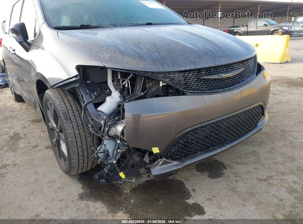 2C4RC1FG5JR316719 2018 CHRYSLER PACIFICA Gray Widok z przodu