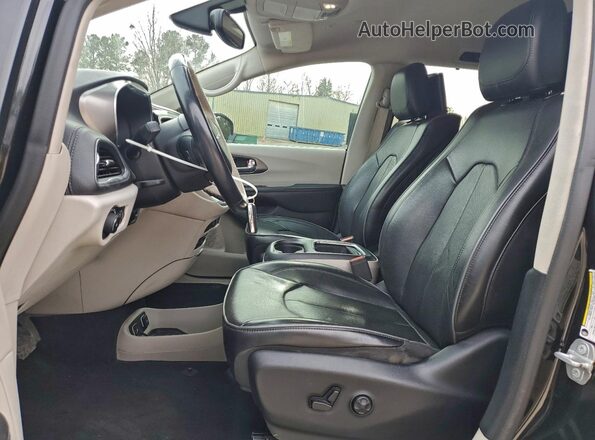 2C4RC1N73JR278182 2018 CHRYSLER PACIFICA Черный Вид салона спереди