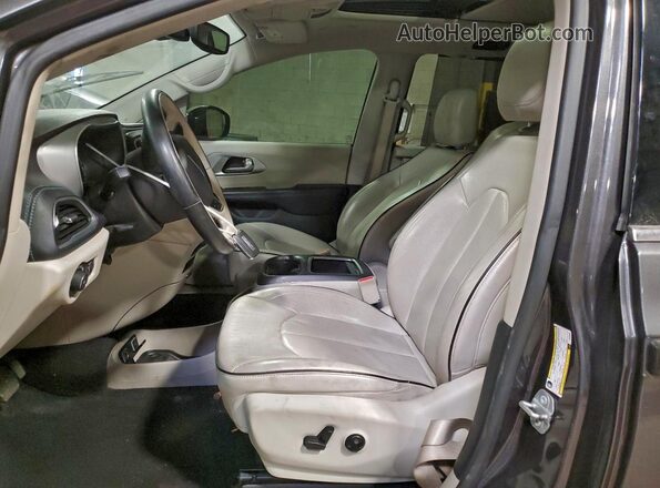 2C4RC1N74JR169696 2018 CHRYSLER PACIFICA Gray Widok wnętrza z przodu